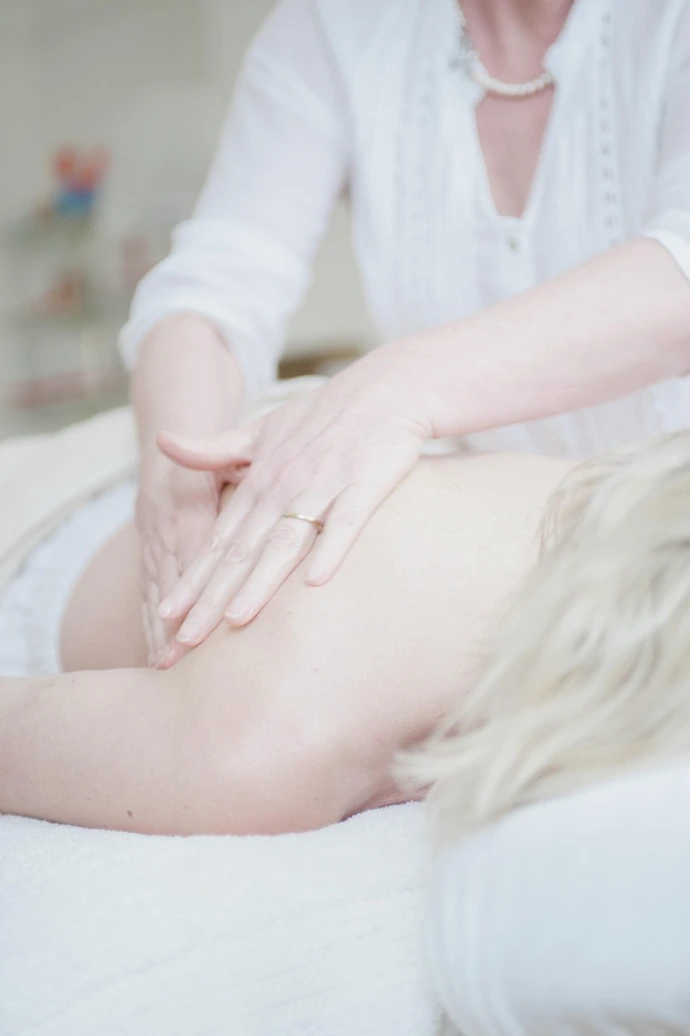 Ruhige Berührung bei einer Rückenmassage