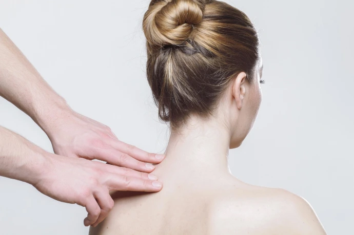 Hände bei einer Massage im Nackenbereich